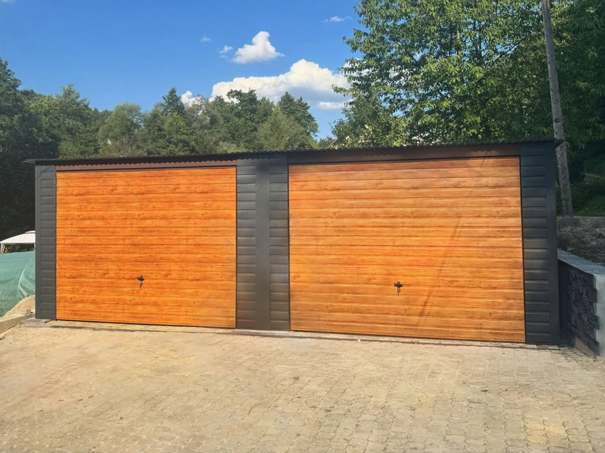 Garaż blaszany 7×6 Złoty Dąb+Grafit POZIOMY PANEL z obróbkami