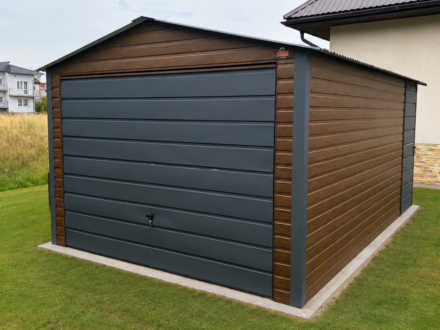 Garaż blaszany 3,5×6 Orzech+Grafit POZIOMY PANEL z obróbkami