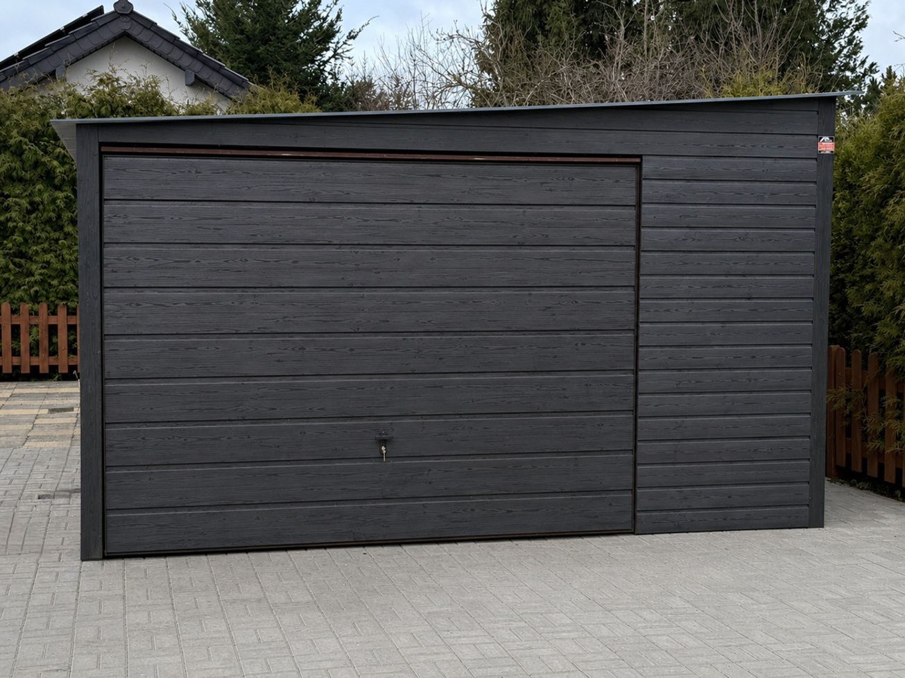 Garaż blaszany 4×6 drewnopodobny Grafit POZIOMY PANEL z obróbkami